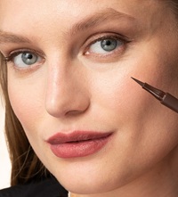 Lip and eyeliner shade